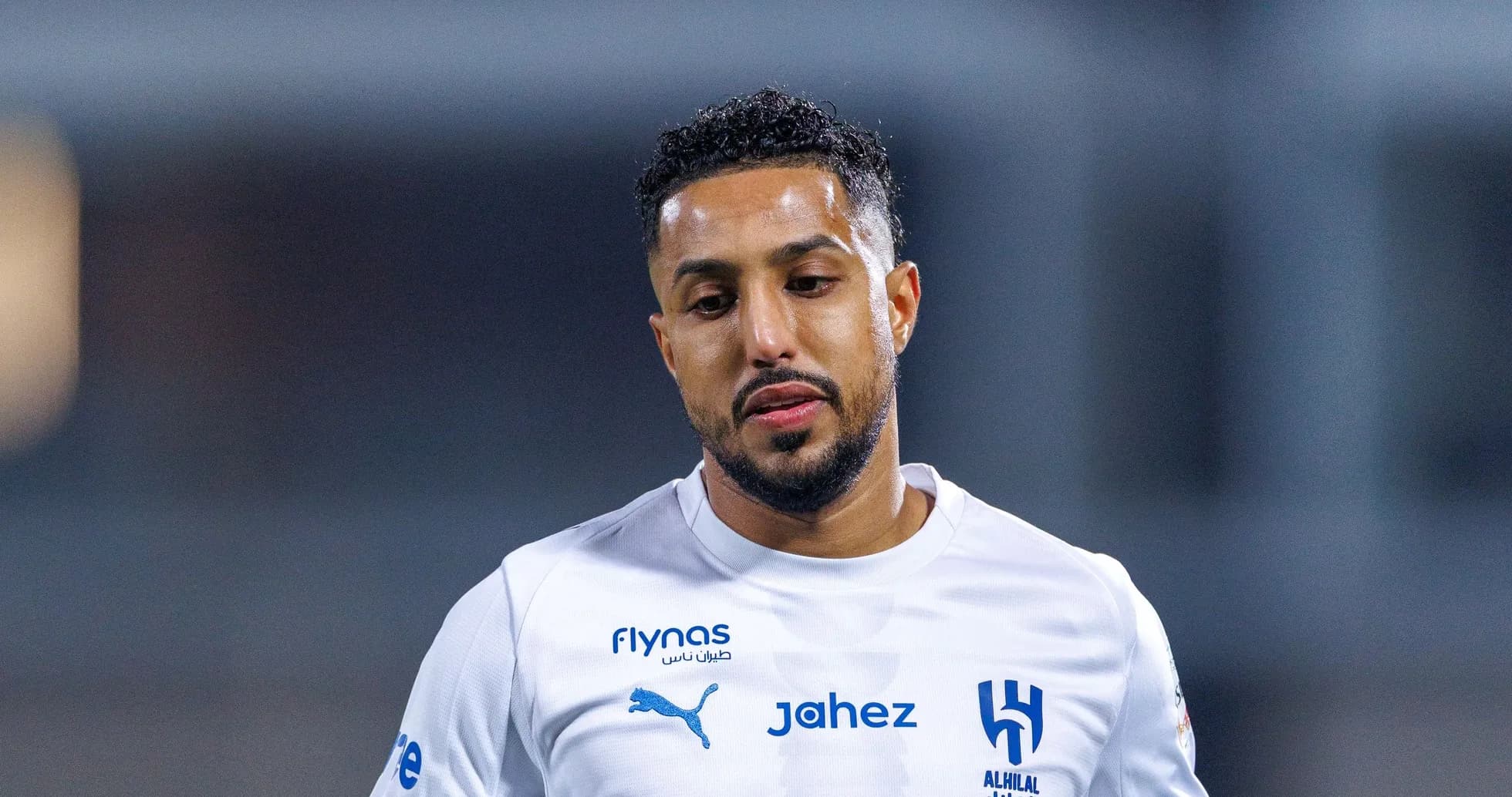Jugador de Al Hilal en uniforme blanco durante partido