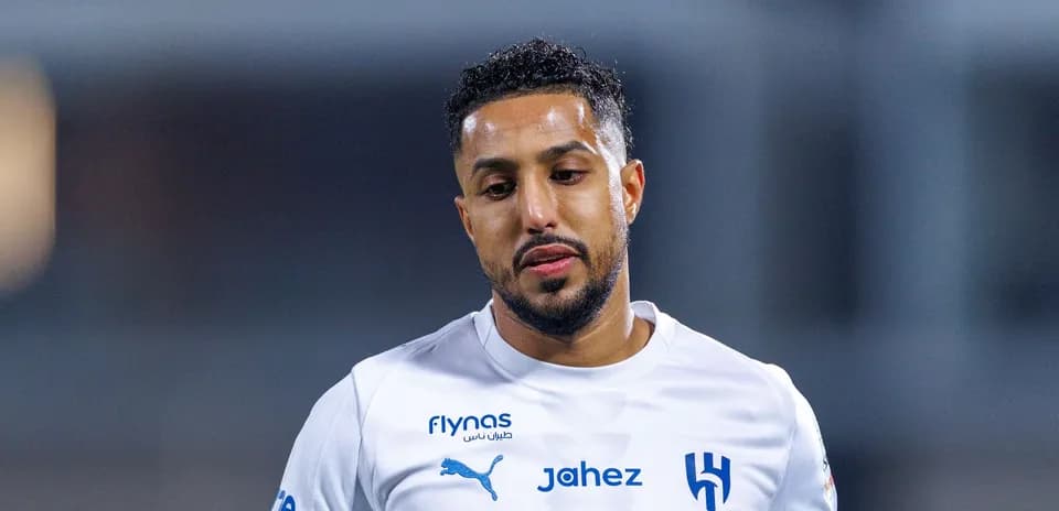 Jugador de Al Hilal en uniforme blanco durante partido