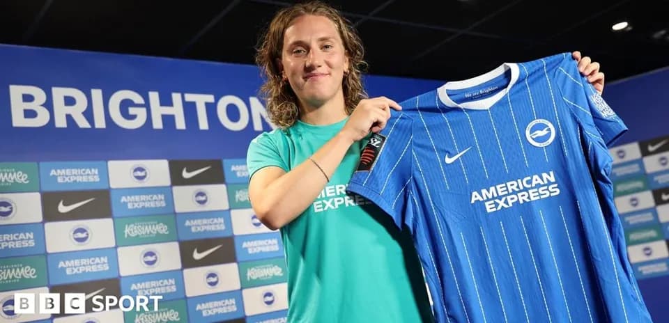 Jugadora presentando la camiseta de Brighton en conferencia