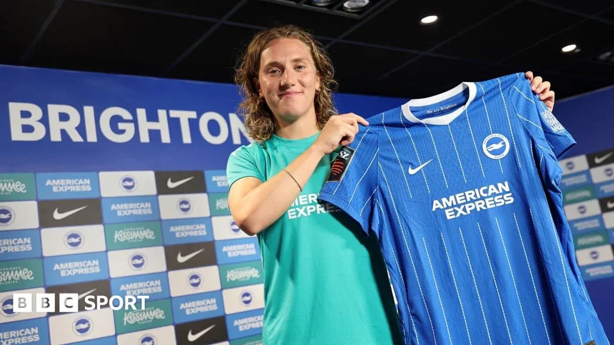 Jugadora presentando la camiseta de Brighton en conferencia