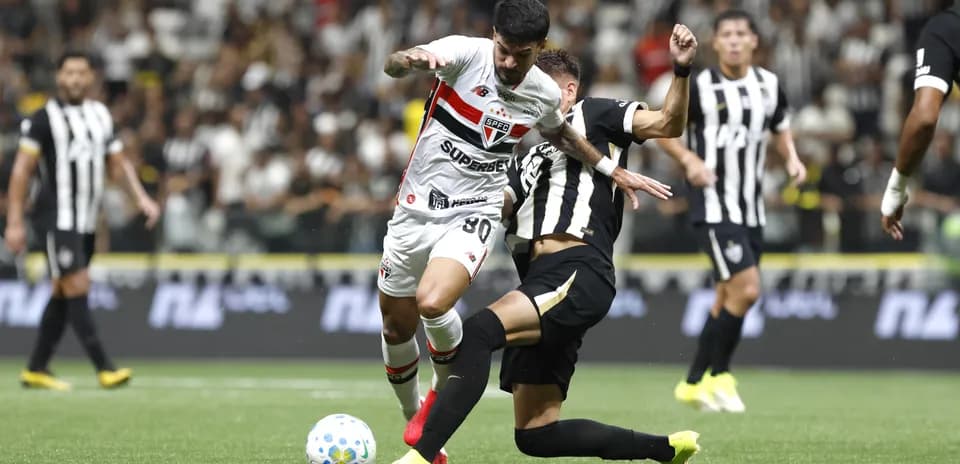 Jugador de Sao Paulo desafiando a rival de Atletico-MG