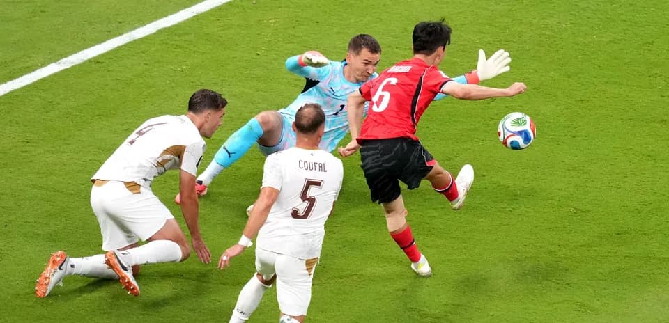 Jugador de Corea del Sur disparando a portería