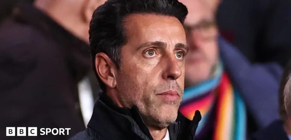 Hombre observando un partido desde la grada