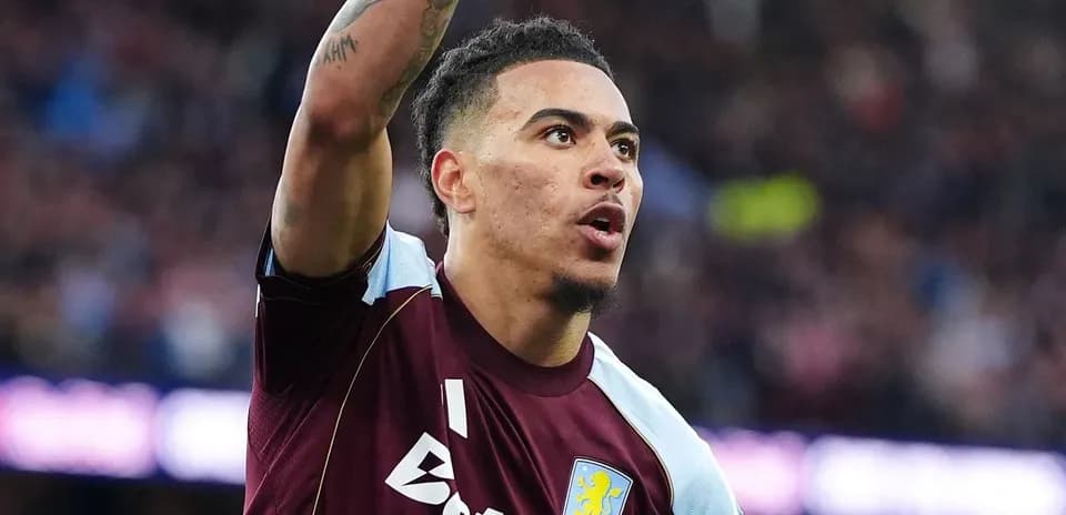 Jugador de Aston Villa celebrando un gol en el estadio