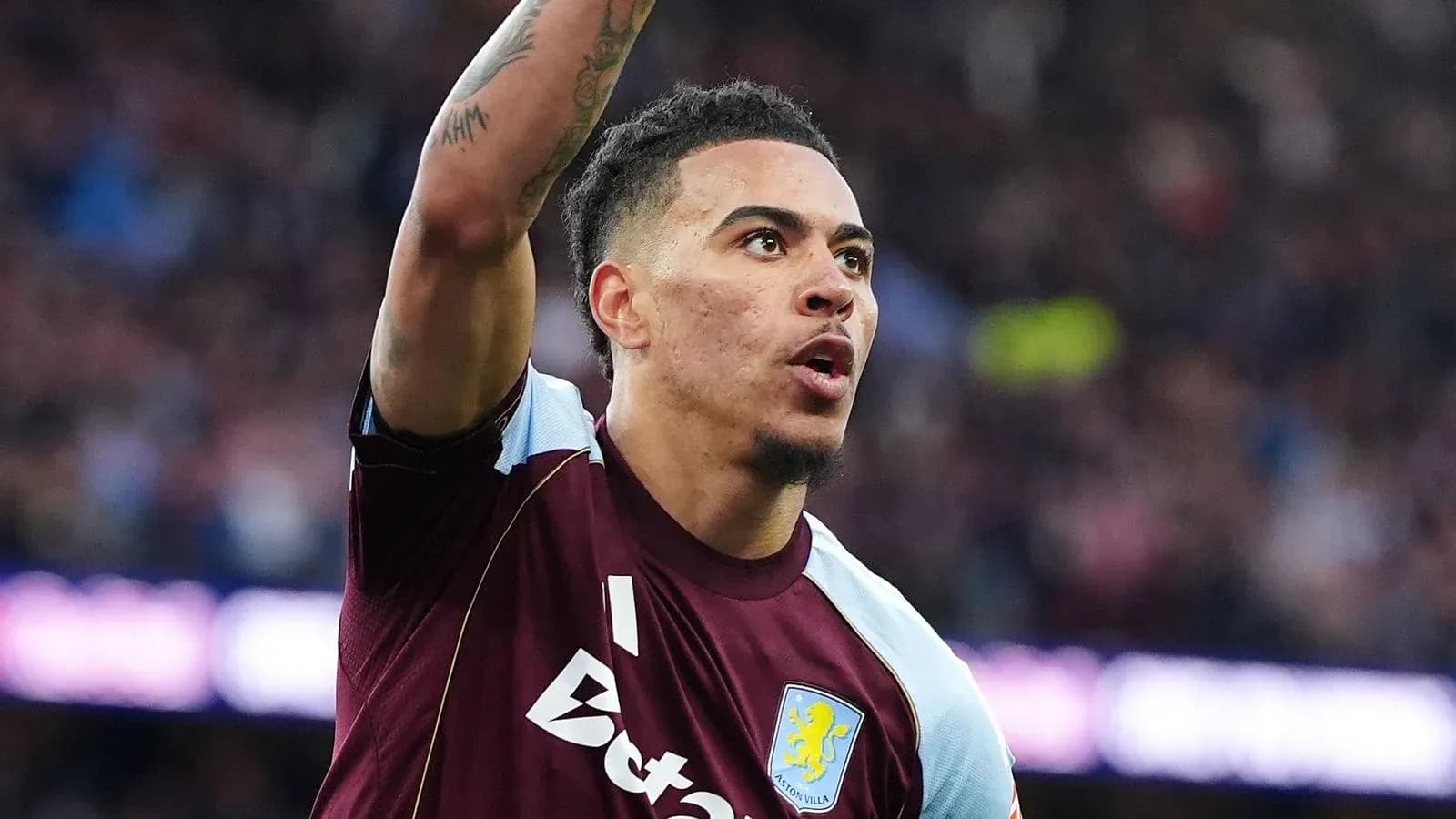 Jugador de Aston Villa celebrando un gol en el estadio