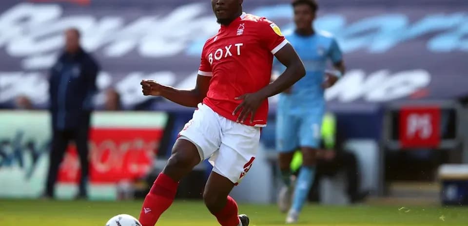 Jugador de Nottingham Forest corriendo con el balón