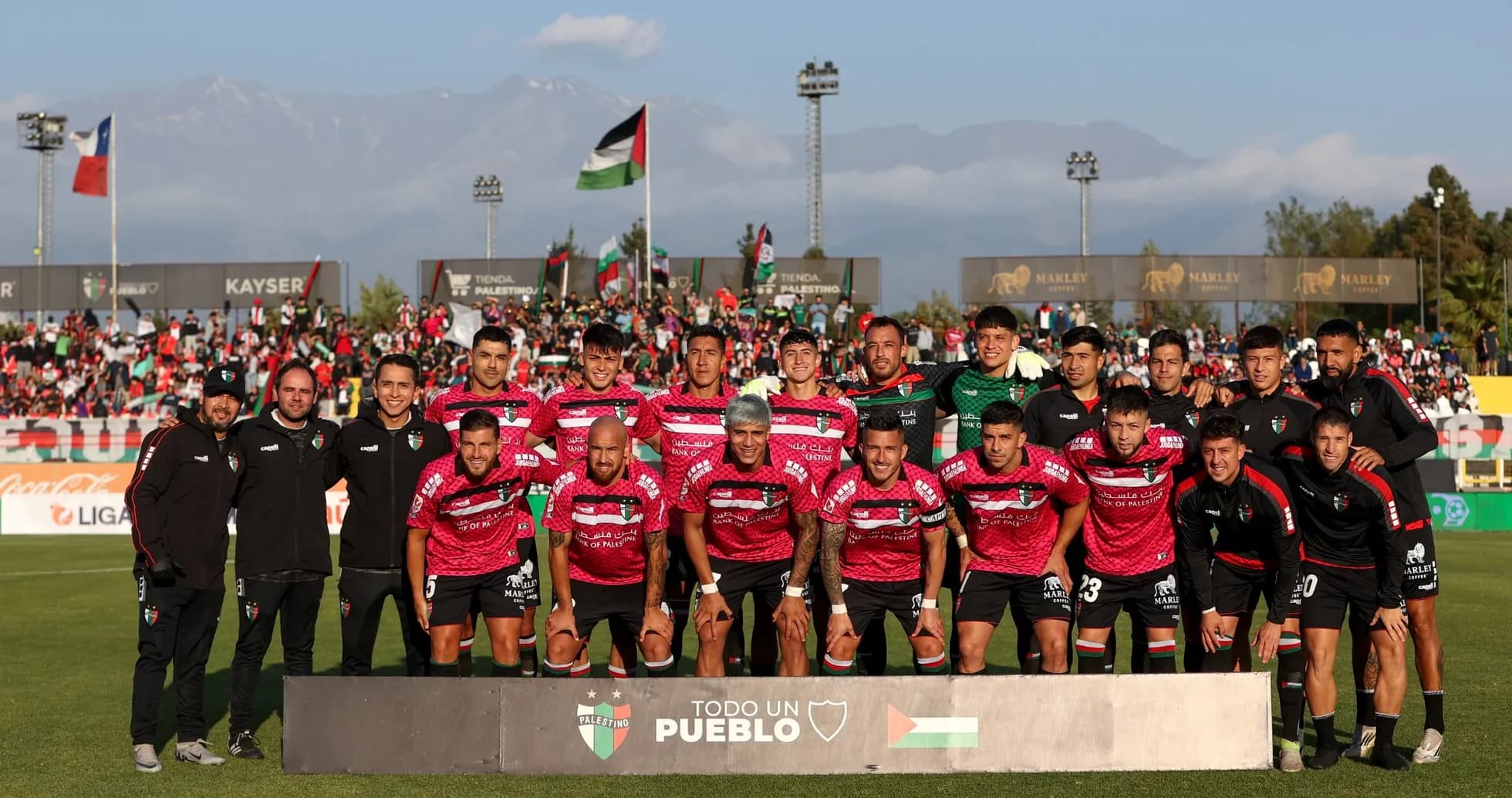 Plantel de Palestino posando en el estadio
