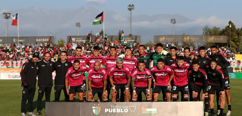 Plantel de Palestino posando en el estadio
