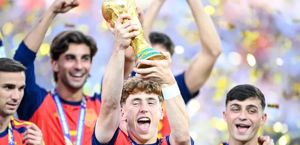 Jugadores de España celebrando con el trofeo mundial