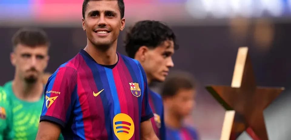 Jugador del FC Barcelona sonriente en ceremonia