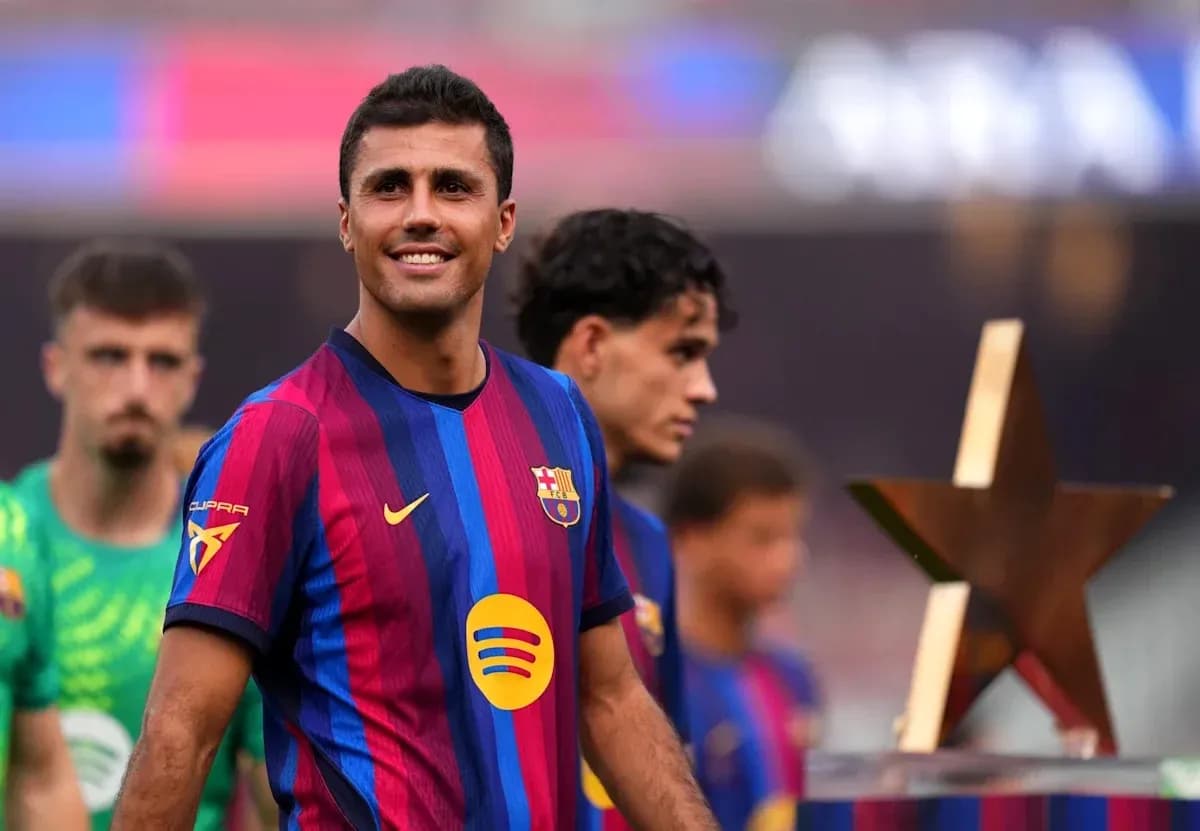 Jugador del FC Barcelona sonriente en ceremonia