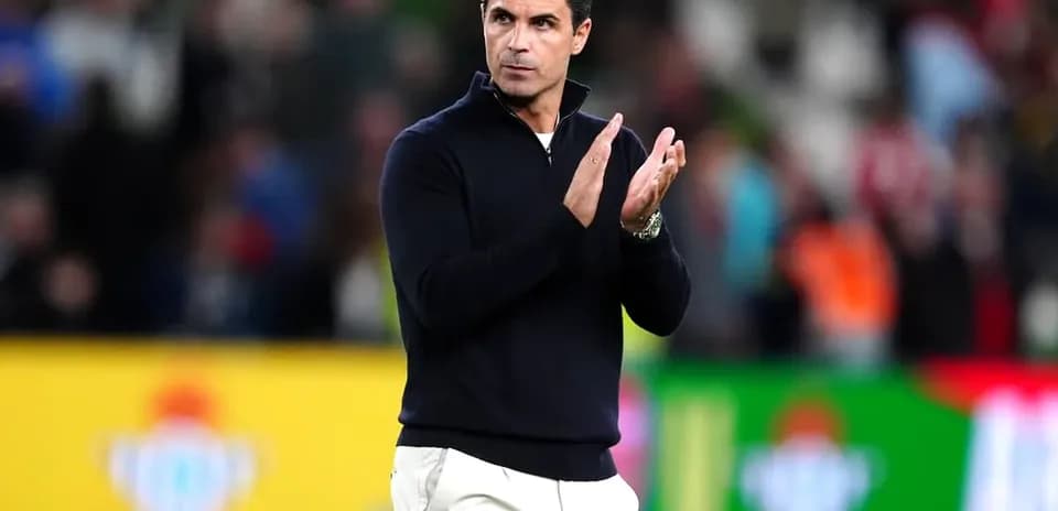 Entrenador aplaudiendo en el campo de fútbol