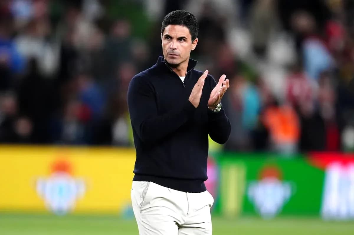Entrenador aplaudiendo en el campo de fútbol