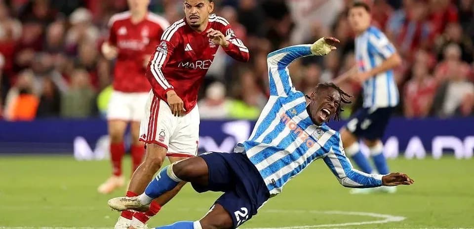 Jugador cayendo tras un choque durante el partido