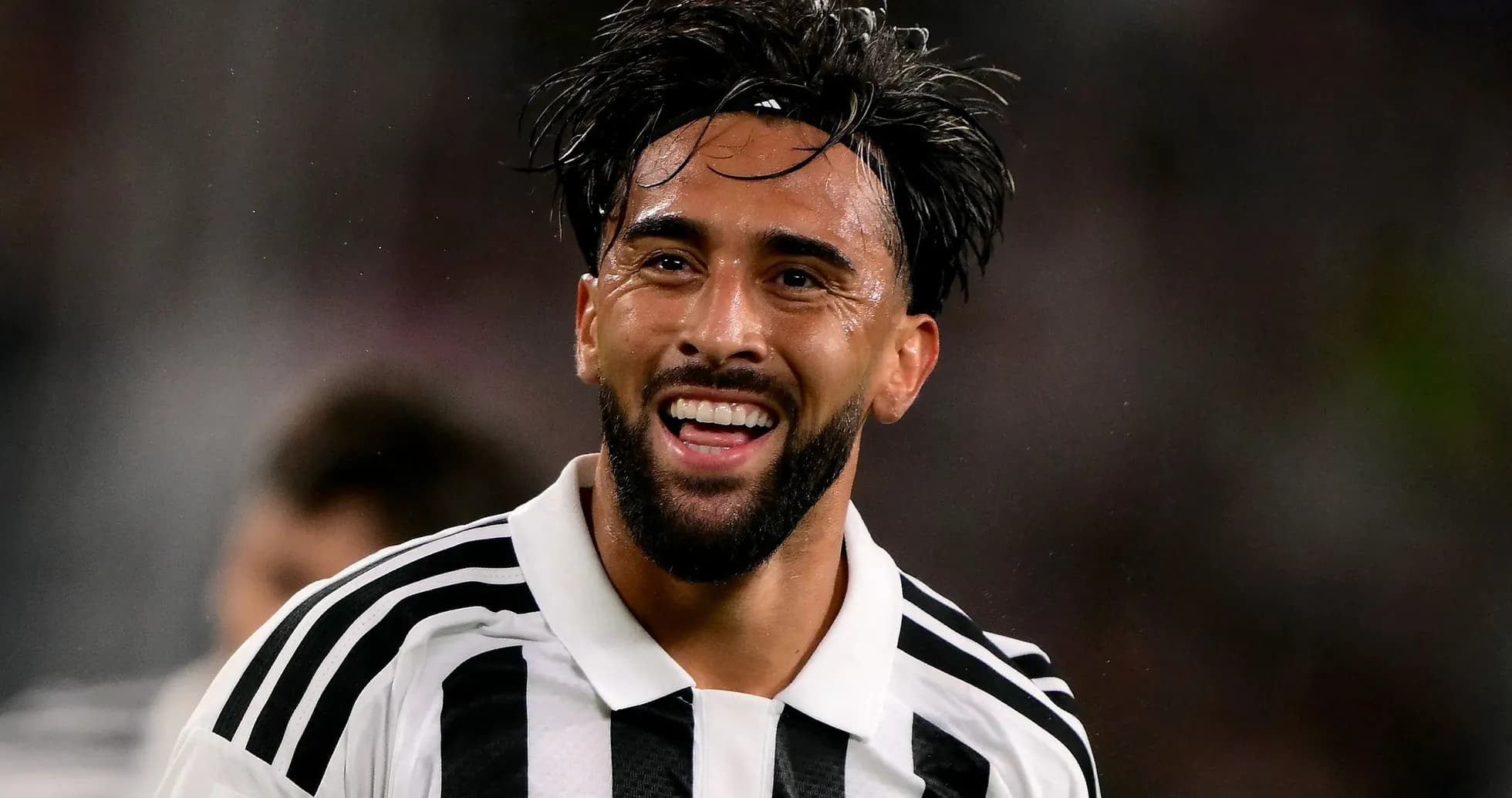 Jugador de la Juventus sonriendo en el campo