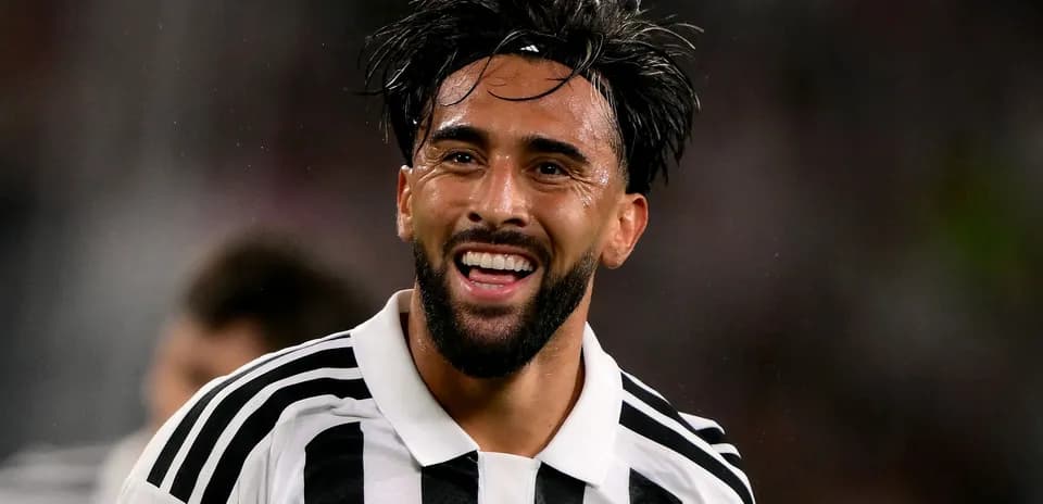 Jugador de la Juventus sonriendo en el campo