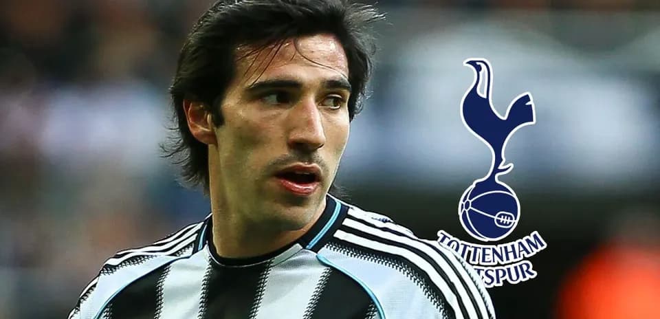 Jugador con camiseta de Newcastle en campo de fútbol