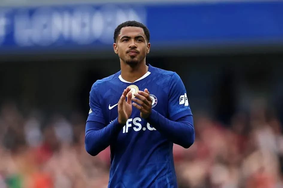 Jugador aplaudiendo en el campo de fútbol