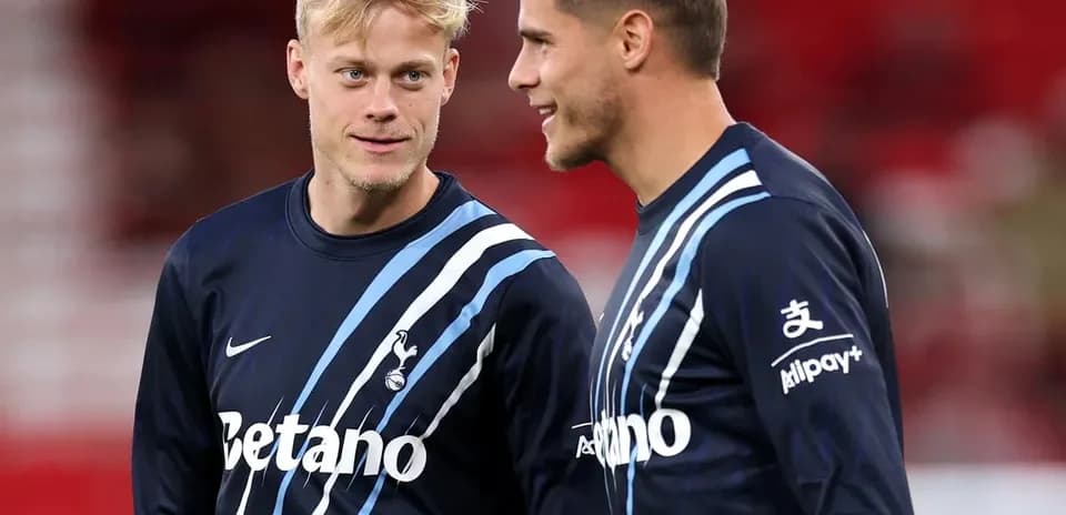 Jugadores de Tottenham conversando en el calentamiento