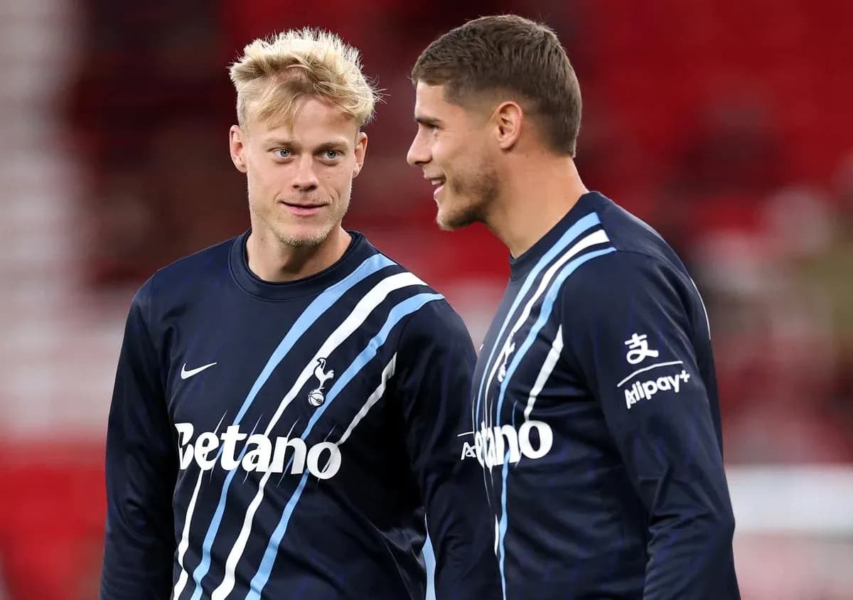 Jugadores de Tottenham conversando en el calentamiento
