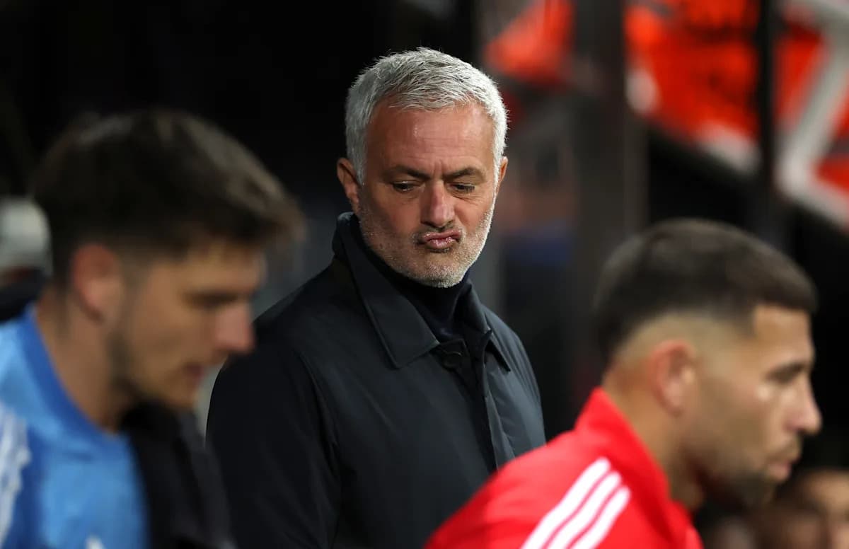 José Mourinho en el banquillo durante un partido