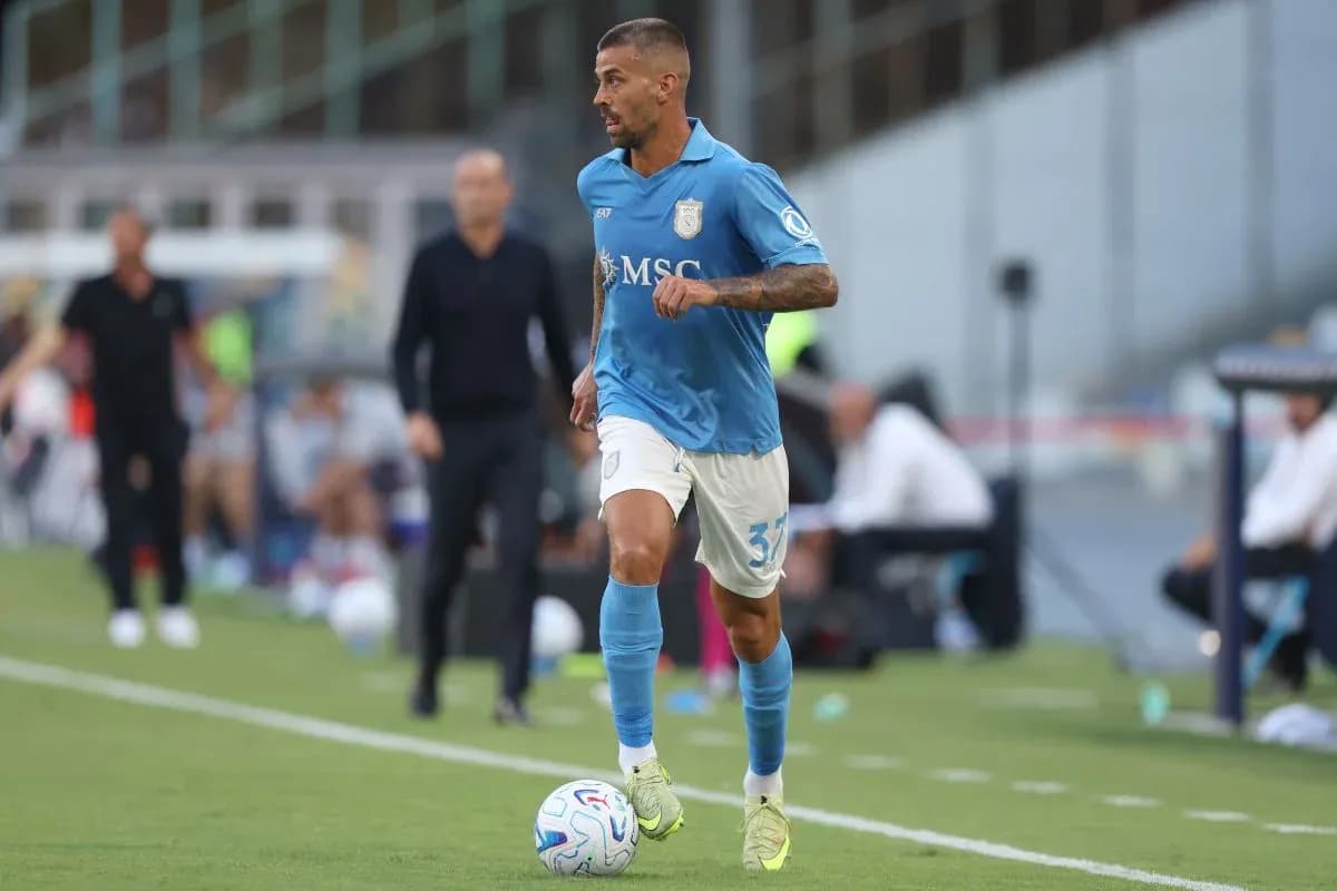 Jugador corriendo con el balón en el campo