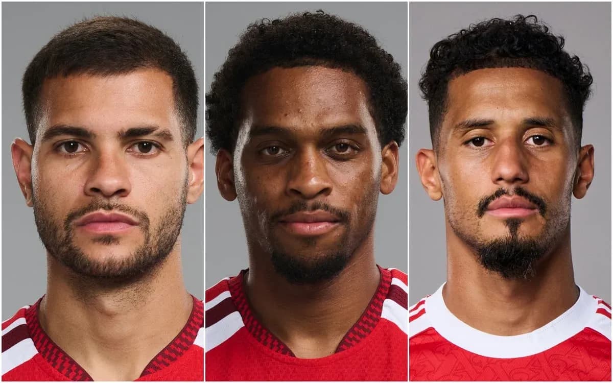 Tres jugadores posando en uniforme de fútbol