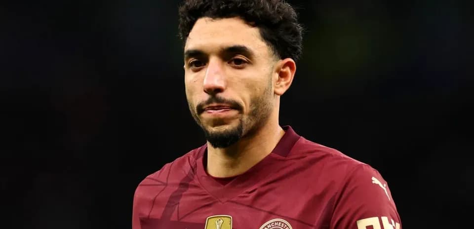 Jugador de Manchester City en uniforme rojo durante partido