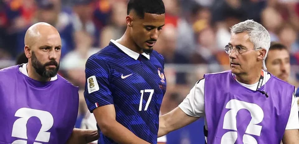 Jugador siendo asistido por personal médico durante el partido