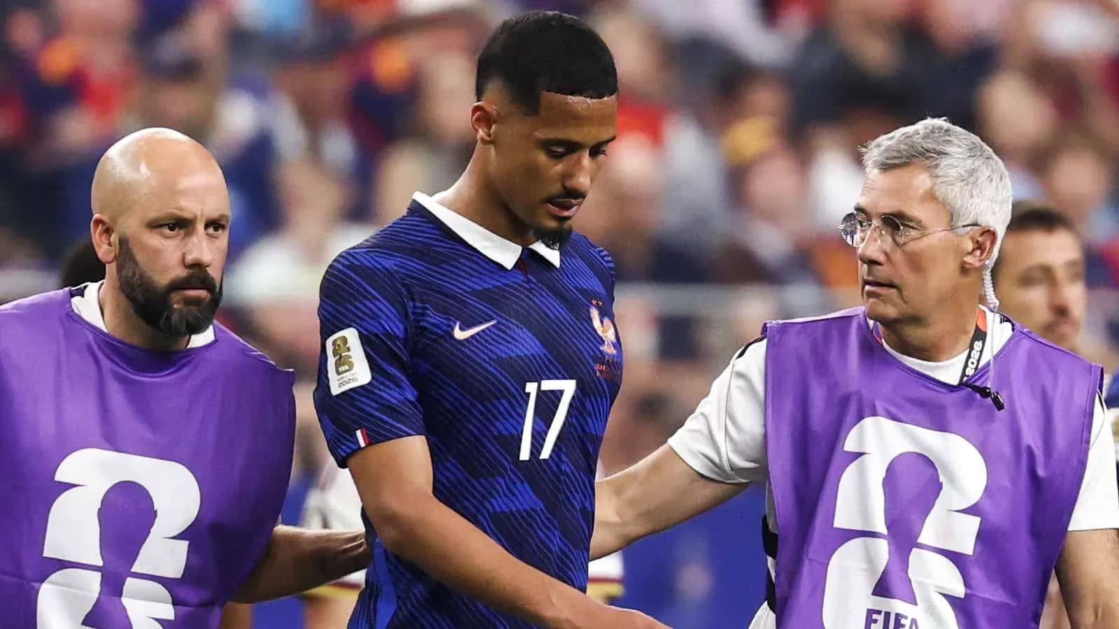 Jugador siendo asistido por personal médico durante el partido