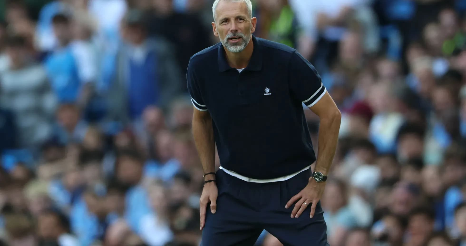 Entrenador dirigiendo desde la línea de banda