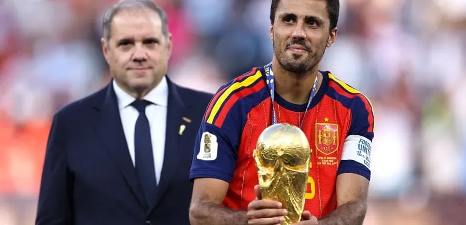 Jugador levantando la Copa del Mundo en ceremonia
