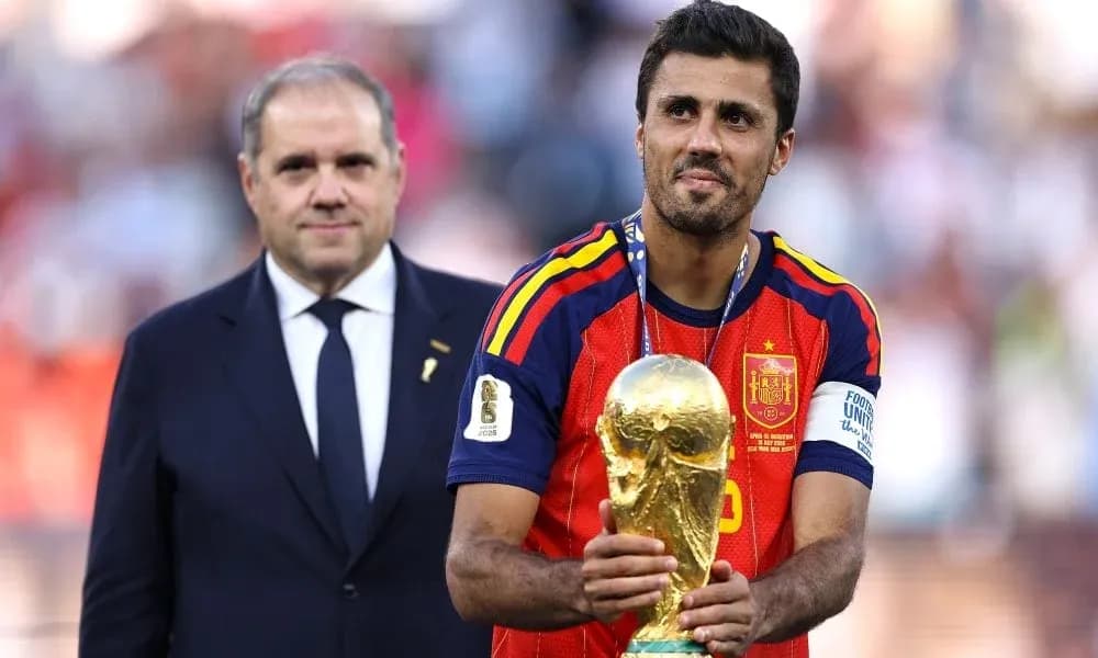 Jugador levantando la Copa del Mundo en ceremonia