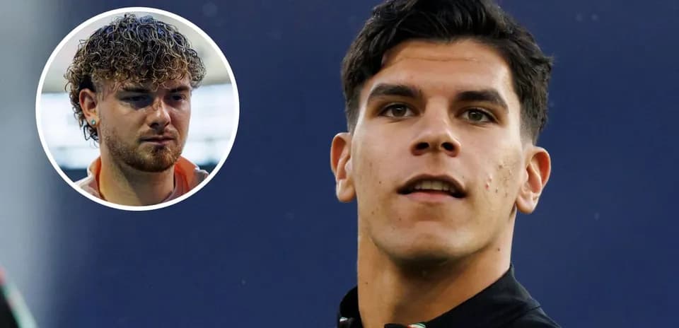 Dos jugadores en el campo antes del partido