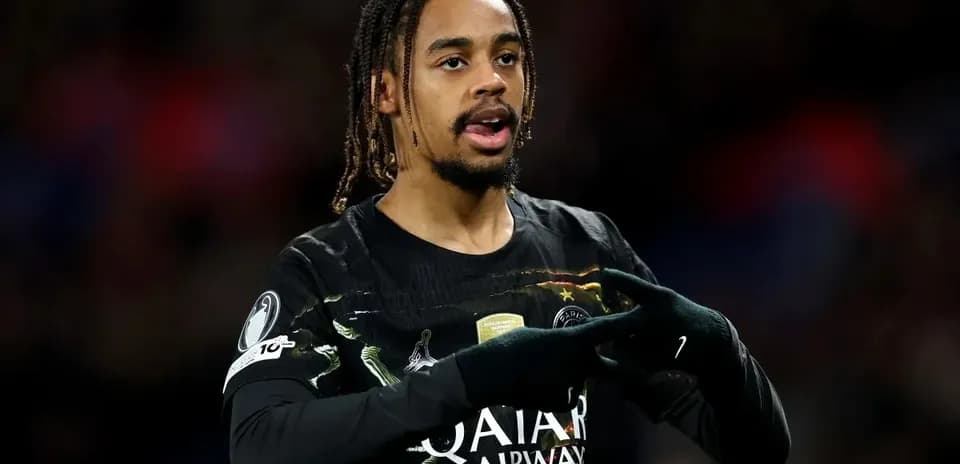 Jugador gesticulando durante un partido de fútbol