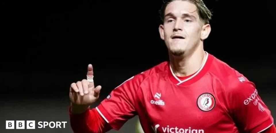 Jugador celebrando con camiseta roja en el campo