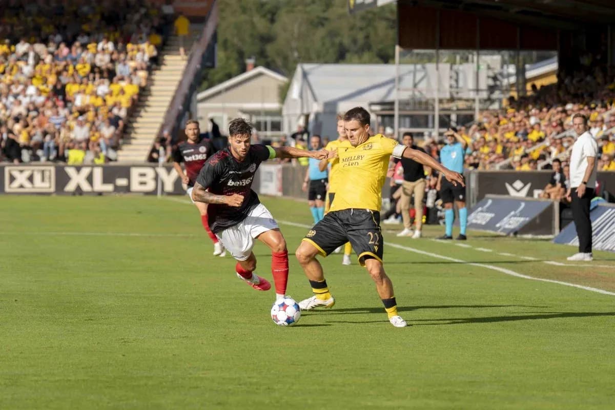 Jugador de Lincoln Red Imps FC luchando por el balón