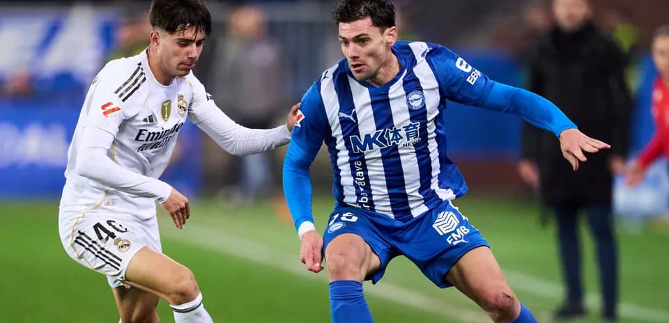 Jugadores de Real Madrid y Deportivo Alavés luchando por el balón