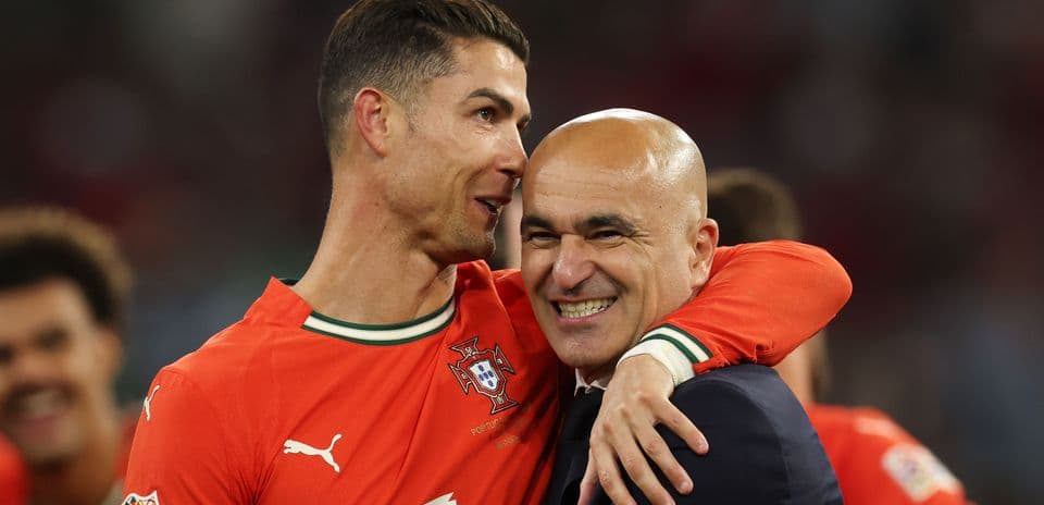 Cristiano Ronaldo abrazando a su entrenador después del partido