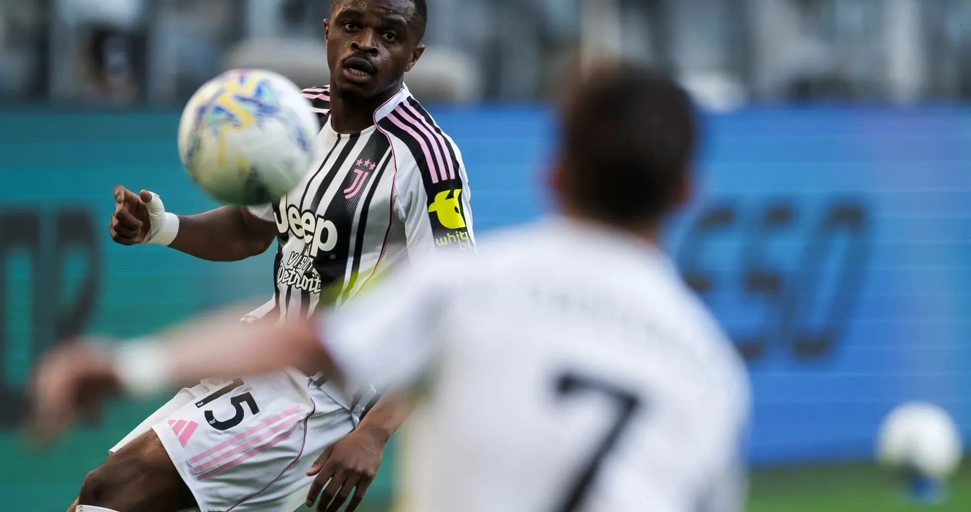 Jugador de Juventus controla el balón en partido