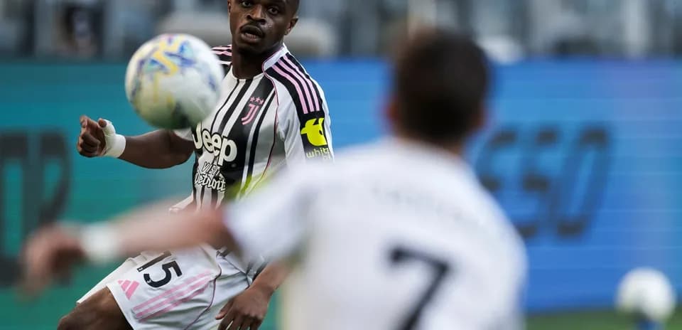 Jugador de Juventus controla el balón en partido