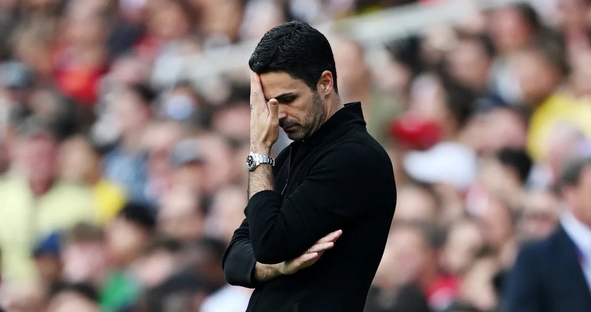 Entrenador con mano en la frente durante el partido