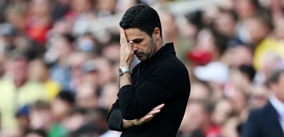 Entrenador con mano en la frente durante el partido
