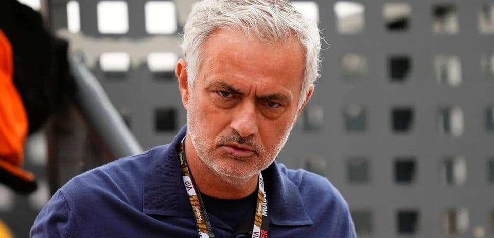 Entrenador observando en el área técnica
