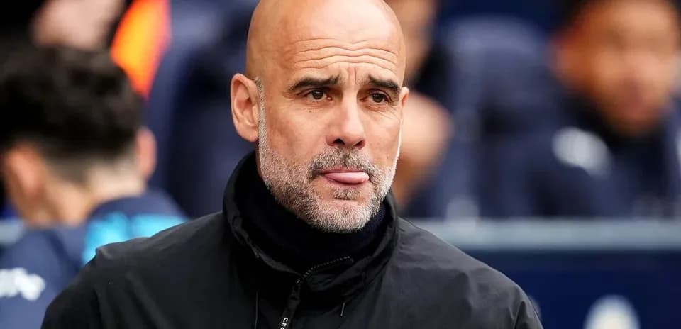 Entrenador en la banca durante un partido