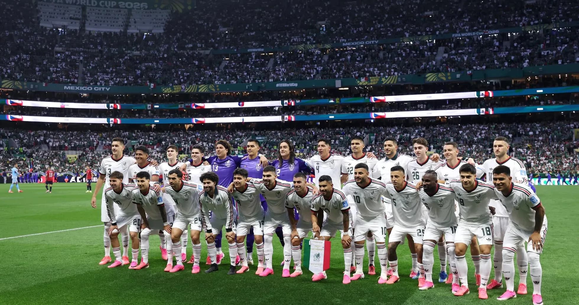 Equipo de México posando antes del partido