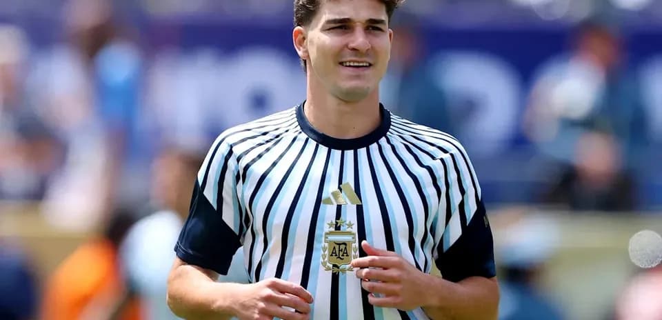 Árbitro con uniforme rayado durante un partido