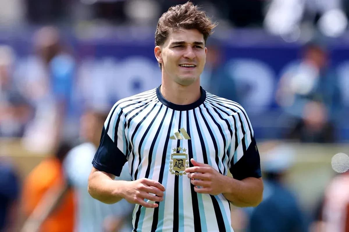 Árbitro con uniforme rayado durante un partido