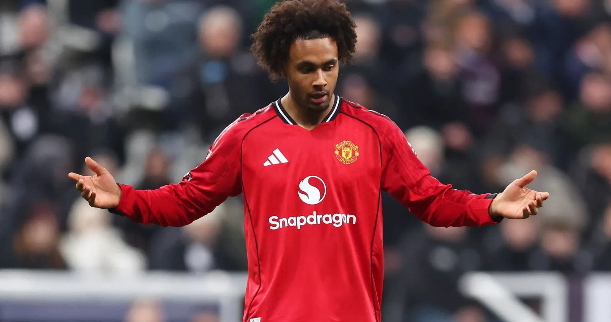 Jugador de Manchester United con camiseta roja en el campo