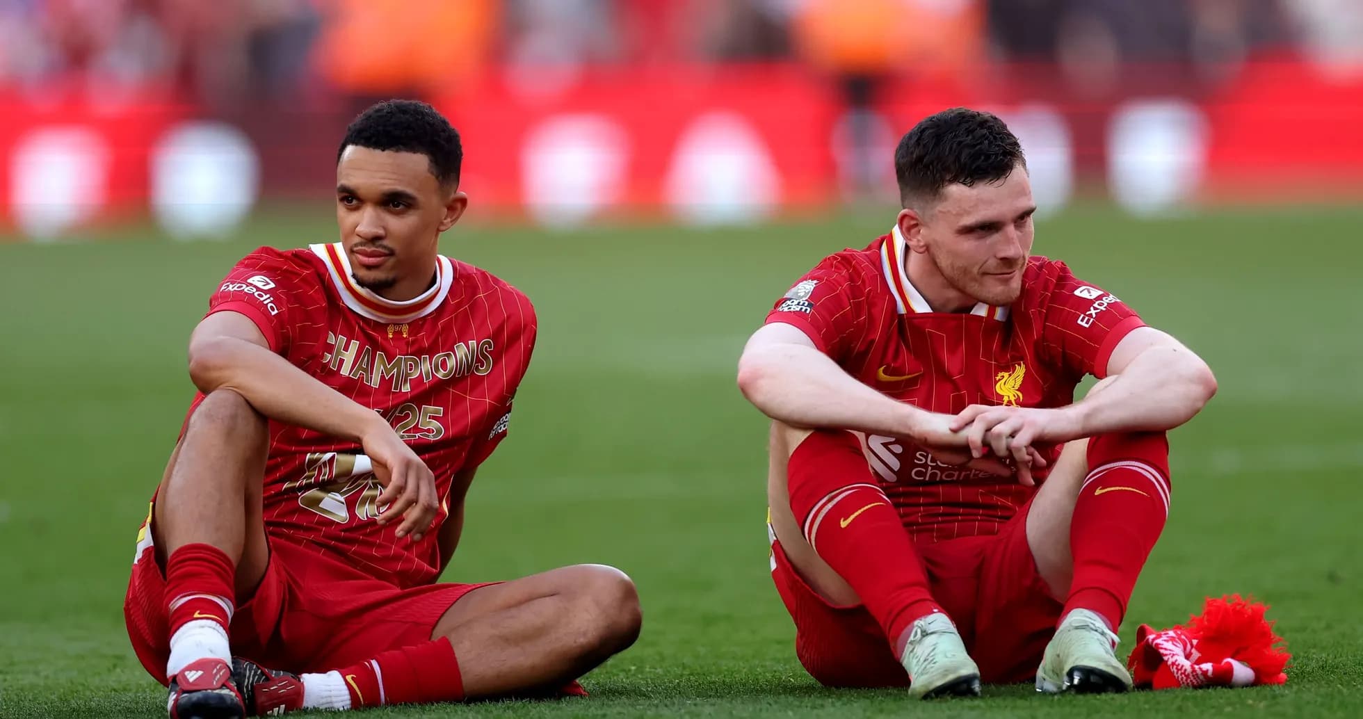 Jugadores de Liverpool sentados en el campo tras el partido